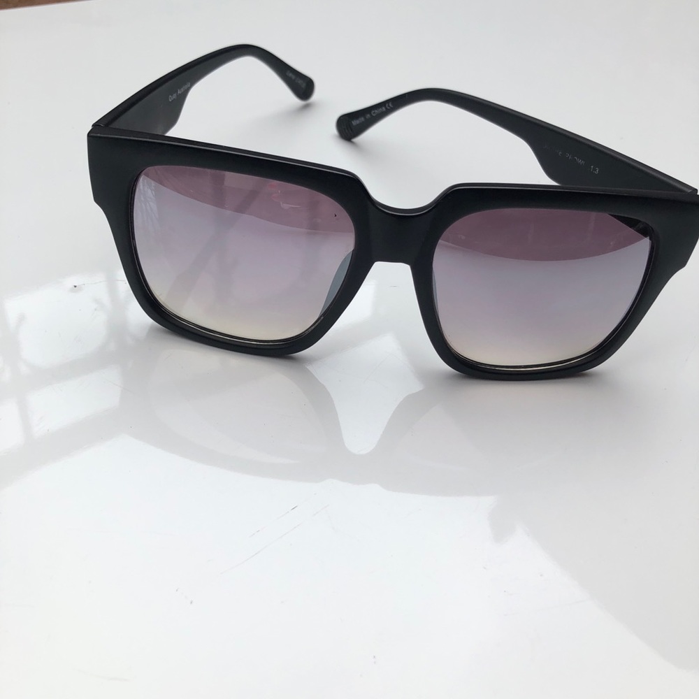 Quay Australia”On the prowl”matte black mirror